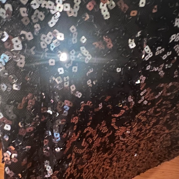 Tahari Black & silver sequin skirt, Size 12 but runs small - Picture 4 of 6